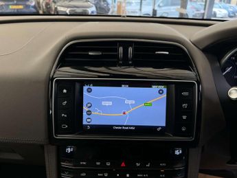 JAGUAR F-PACE 2.0 F-PACE Portfolio AWD D Auto 4WD 5dr