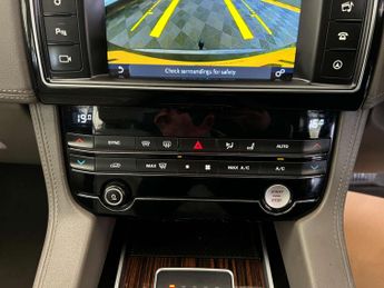 JAGUAR F-PACE 2.0 F-PACE Portfolio AWD D Auto 4WD 5dr