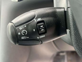 PEUGEOT 3008 1.6 3008 Exclusive HDi Semi-Auto 5dr