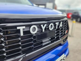 TOYOTA HILUX 2.4 HI-Luxury Invincible D-4D 4WD Double Cab Auto 4WD 5dr