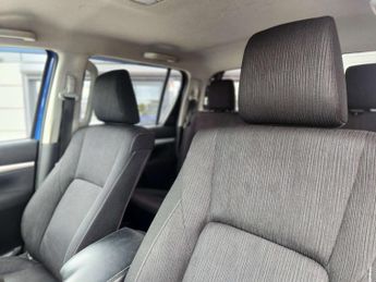 TOYOTA HILUX 2.4 HI-Luxury Invincible D-4D 4WD Double Cab Auto 4WD 5dr