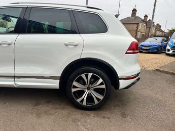 VOLKSWAGEN TOUAREG 3.0 Touareg V6 R-Line TDI BlueMotion Technology Auto 4WD 5dr