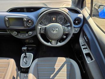 TOYOTA YARIS 1.5 Yaris Blue Bi-Tone VVT-i HEV CVT 5dr