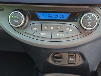 TOYOTA YARIS 1.5 Yaris Blue Bi-Tone VVT-i HEV CVT 5dr