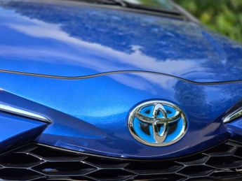 TOYOTA YARIS 1.5 Yaris Blue Bi-Tone VVT-i HEV CVT 5dr