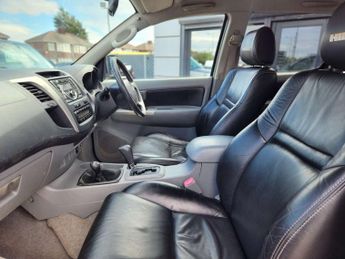 TOYOTA HILUX 3.0 HI-Luxury Invincible D-4D 4x4 Double Cab Auto 4WD 5dr
