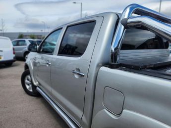 TOYOTA HILUX 3.0 HI-Luxury Invincible D-4D 4x4 Double Cab Auto 4WD 5dr