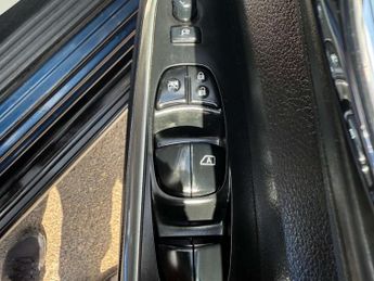 NISSAN NAVARA 2.3 Navara Tekna dCi Auto 4WD 5dr