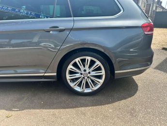 VOLKSWAGEN PASSAT 2.0 Passat R-Line TDI BlueMotion Technology Semi-Auto 5dr