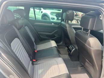 VOLKSWAGEN PASSAT 2.0 Passat R-Line TDI BlueMotion Technology Semi-Auto 5dr