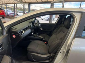 RENAULT CLIO 1.6 Clio Iconic E-Tech Auto 5dr
