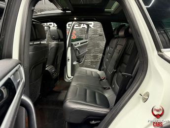 Volkswagen TOUAREG 3.0 TDI V6 BlueMotion Tech R-Line Plus SUV 5dr Diesel Tiptronic 