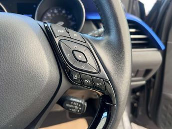 TOYOTA C-HR 1.8 C-HR-Dynamic HEV CVT 5dr