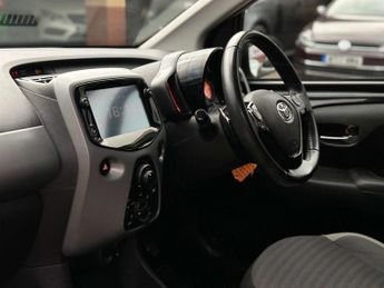 TOYOTA AYGO 1.0 Aygo X-Play VVT-i CVT 5dr