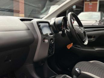 TOYOTA AYGO 1.0 Aygo X-Play VVT-i CVT 5dr