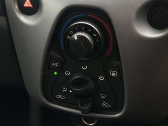 TOYOTA AYGO 1.0 Aygo X-Play VVT-i CVT 5dr