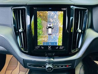 VOLVO XC60 2.0 XC60 Momentum B4 MHEV AWD Auto 4WD 5dr