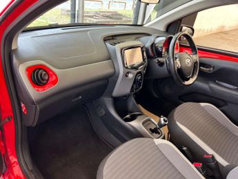 TOYOTA AYGO 1.0 Aygo X-Play VVT-i CVT 5dr