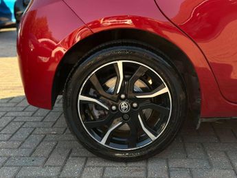 TOYOTA YARIS 1.3 Yaris Design VVT-i CVT 5dr