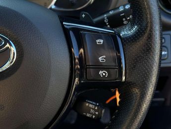 TOYOTA YARIS 1.3 Yaris Design VVT-i CVT 5dr