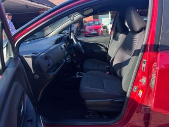 TOYOTA YARIS 1.3 Yaris Design VVT-i CVT 5dr