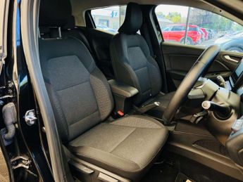 RENAULT CLIO 1.6 Clio Iconic E-Tech Auto 5dr