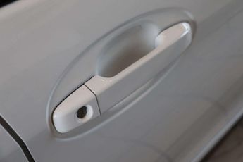 TOYOTA YARIS 1.5 Yaris Design Hybrid VVT-i CVT 5dr