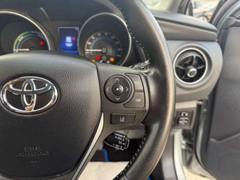 TOYOTA AURIS 1.8 Auris Business Edition TSS Hybrid VVT-i CVT 5dr