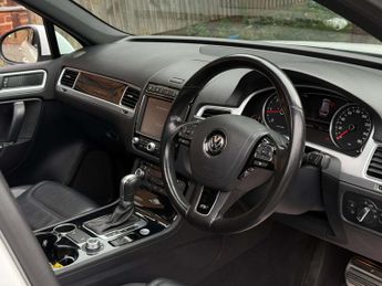 VOLKSWAGEN TOUAREG 3.0 Touareg V6 R-Line+ TDI BlueMotion Technology Auto 4WD 5dr
