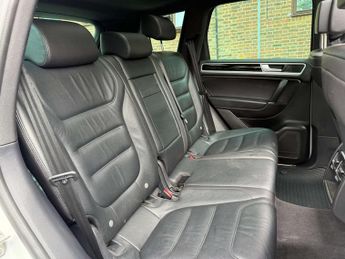 VOLKSWAGEN TOUAREG 3.0 Touareg V6 R-Line+ TDI BlueMotion Technology Auto 4WD 5dr