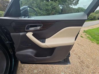 JAGUAR F-PACE 2.0 F-PACE Portfolio AWD D Auto 4WD 5dr