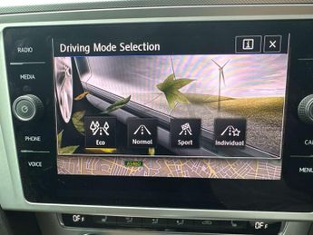 VOLKSWAGEN PASSAT 2.0 Passat SE Business TDI Semi-Auto 5dr