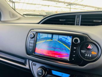 TOYOTA YARIS 1.5 Yaris Design Hybrid VVT-i CVT 5dr
