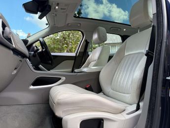 JAGUAR F-PACE 2.0 F-PACE Portfolio D Auto 5dr