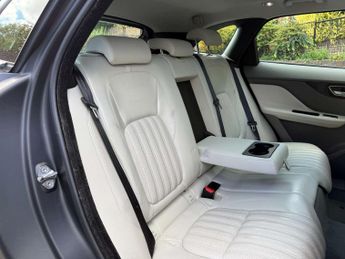 JAGUAR F-PACE 2.0 F-PACE Portfolio D Auto 5dr