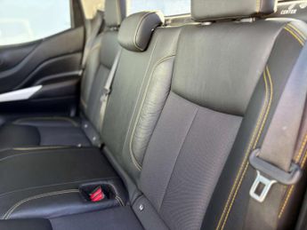 Nissan NAVARA 2.3 Navara N-Guard dCi Auto 4WD 5dr