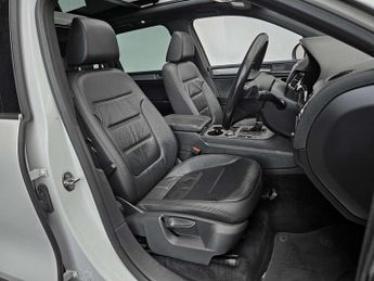 VOLKSWAGEN TOUAREG 3.0 Touareg V6 R-Line TDI BlueMotion Technology Auto 4WD 5dr