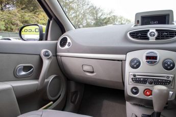RENAULT CLIO 1.6 Clio Initiale TomTom VVT Auto 5dr