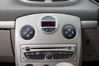 RENAULT CLIO 1.6 Clio Initiale TomTom VVT Auto 5dr