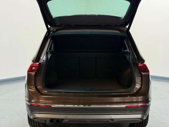Volkswagen Tiguan 2.0 TDI BlueMotion Tech SEL DSG 4Motion Euro 6 (s/s) 5dr