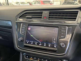 VOLKSWAGEN TIGUAN 2.0 Tiguan R-Line TDI BlueMotion Technology 4Motion Semi-Auto 4W