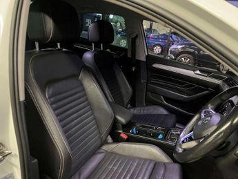VOLKSWAGEN PASSAT 1.4 Passat GTe Advance Semi-Auto 4dr