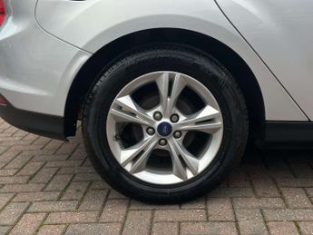 FORD FOCUS 1.6 Focus Zetec 125 Auto 5dr
