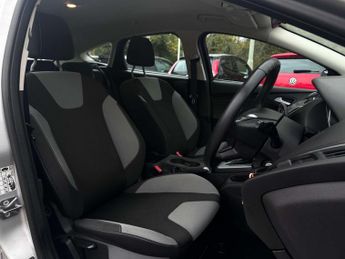 FORD FOCUS 1.6 Focus Zetec 125 Auto 5dr