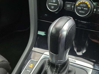 VOLKSWAGEN GOLF 2.0 Golf R TSi 4Motion Semi-Automatic 4WD 5dr - NATIONAL DELIVER