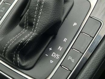 VOLKSWAGEN GOLF 2.0 Golf R TSi 4Motion Semi-Automatic 4WD 5dr - NATIONAL DELIVER