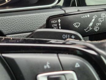 VOLKSWAGEN GOLF 2.0 Golf R TSi 4Motion Semi-Automatic 4WD 5dr - NATIONAL DELIVER