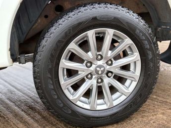 Mitsubishi L200 2.4 L200 Warrior Double Cab DI-D Auto 4WD 5dr