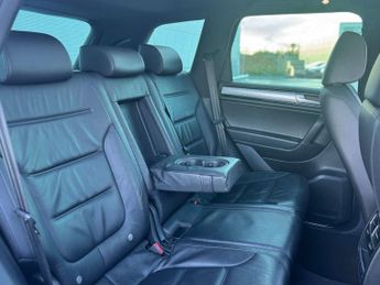 Volkswagen TOUAREG 3.0 Touareg V6 R-Line TDI BlueMotion Technology Auto 4WD 5dr