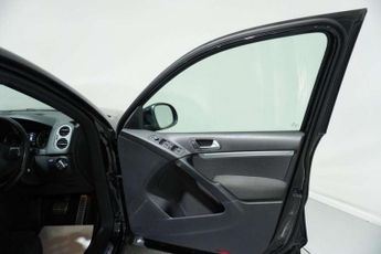 Volkswagen TIGUAN 2.0 TDI BlueMotion Tech R-Line SUV 5dr Diesel DSG 4WD Euro 5 (s/